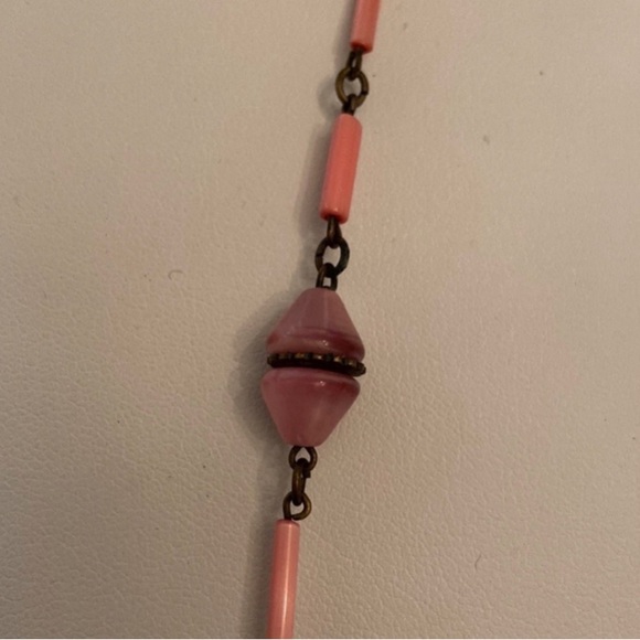 Pink Glass Art Deco Vintage Necklace.  Approximately 17 1/2 inches end to end. - Picture 5 of 6